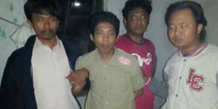 Pelaku jambret (dua dari kiri) yang melarikan diri ditangkap tim buser di rumahnya. foto: soewandito/BANGSAONLINE