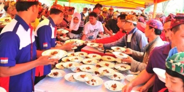 MAKAN GRATIS – Makan gratis yang disediakan oleh Pemkot Surabaya kala peringatan May Day, di Taman Surya Surabaya, Kamis (1/5/2014). foto : humas pemkot surabaya