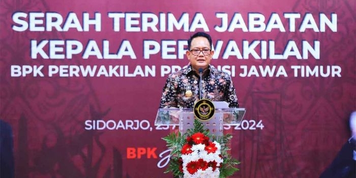 Pj Gubernur Jatim saat memberi sambutan.