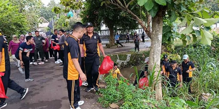 anggota-polsek-semanding-bersama-forpimka-bersih-bersih-sungai