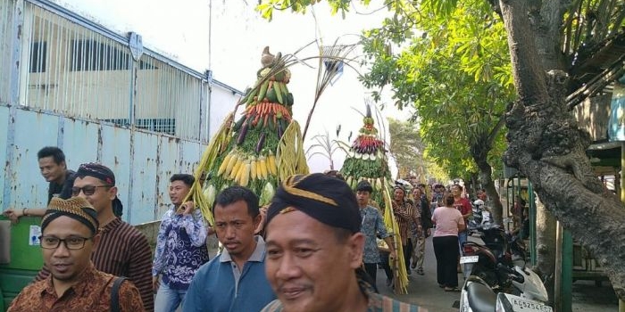 wujud-rasa-syukur-warga-kelurahan-dandangan-kota-kediri-gelar-kirab-tumpeng-dan-bersih-desa