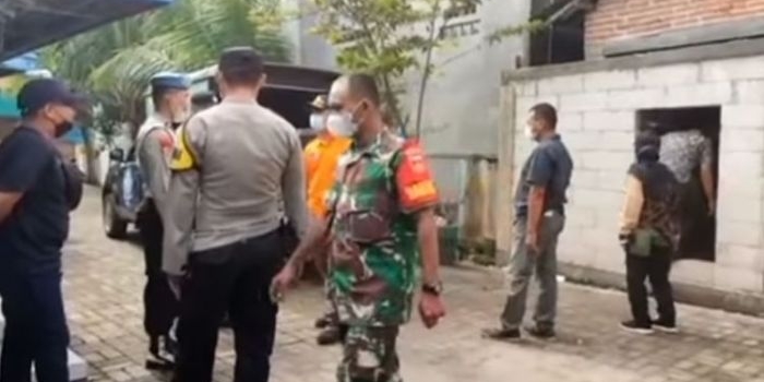 Pemerintah bersama TNI dan Polri membantu janda di Kudus untuk mengeluarkan barang dan prabotannya.