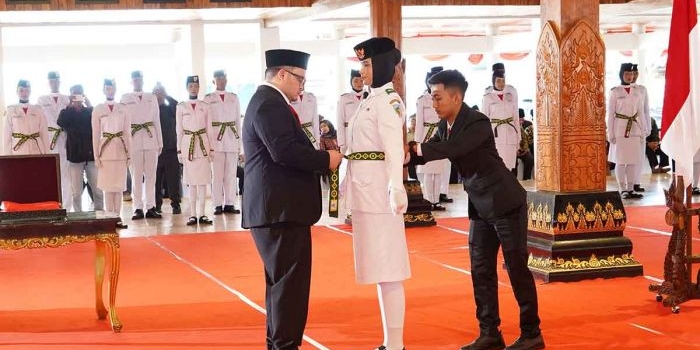 bupati-kediri-kukuhkan-75-paskibraka-doakan-tugas-17-agustus-berjalan-lancar