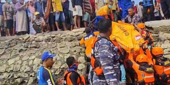 Proses pengangkatan jasad Darwin ke daratan usai dievakuasi oleh Tim SAR gabungan. (dok. Ist)