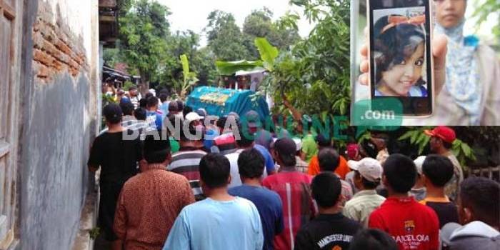 Warga mengantar jenazah Devi ke tempat pemakaman. Inset: foto Devi semasa hidup. foto: rony suhartomo/ BANGSAONLINE