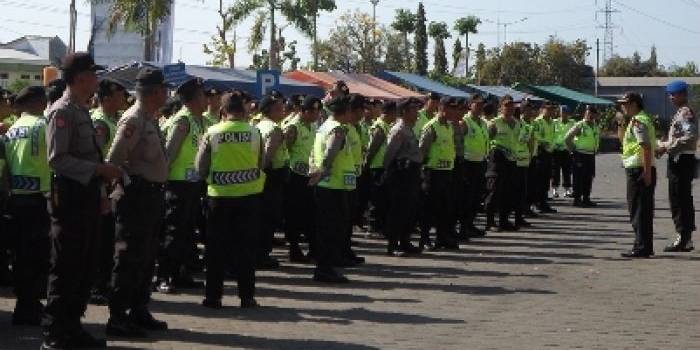 SIAGA – Personil polisi apel pengamanan pertandingan Timnas Indonesia vs Kamboja, di parkir GOR Delta Sidoarjo, Kamis (25/9/2014). Foto : nanang ichwan/BangsaOnline