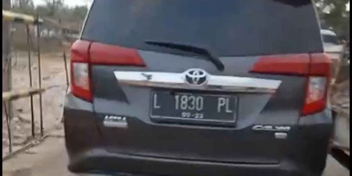 Mobil yang digunakan untuk penganiayaan di Suramadu terhadap AHS (21) warga Wonokusumo Lor.