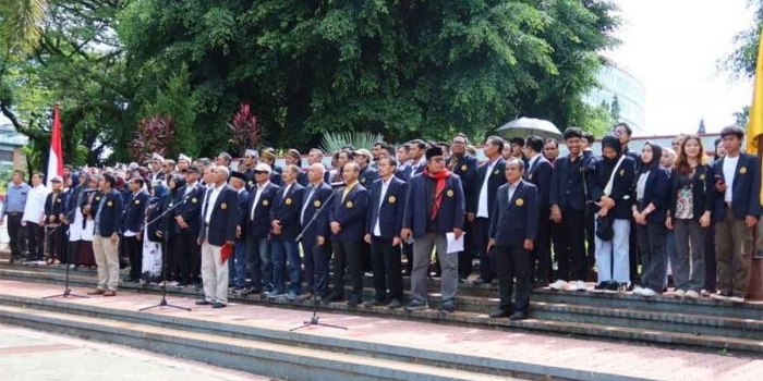 Dosen dan ratusan mahasiswa Universitas Jember saat deklarasi sikap untuk demokrasi di Indonesia.