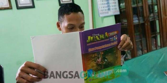 Salah satu buku LKS yang saat ini beredar di SD Jombang. 
foto:  RONY S/ BANGSAONLINE