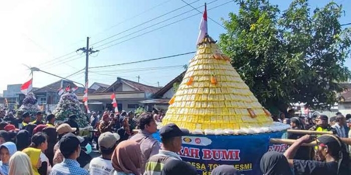tumpeng-tahu-kuning-raksasa-jadi-rebutan-warga-di-acara-sedekah-bumi-dan-bersih-desa-toyoresmi