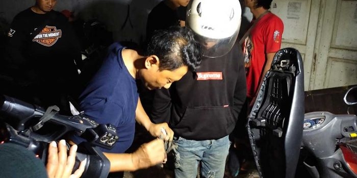 Kasatreskoba Porles Tuban AKP Teguh Priyo Handoko sedang memeriksa barang bawaan pengendara motor saat razia di Eks Lokalisasi Dasin, Desa Sugihwaras, Kecamatan Jenu.