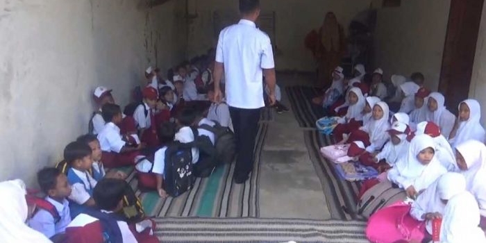 Kegiatan belajar mengajar siswa-siswi SDN Tamberuh 2 dilaksanakan di salah satu rumah warga karena sekolah mereka disegel. 