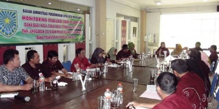 ?

Suasana evaluasi dan monitoring dan pelaporan dana bagi hasil cukai hasil tembakau semester I tahun anggaran 2014. foto:andi sirajudin/BANGSAONLINE