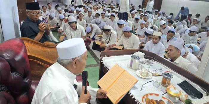 Prof Dr KH Asep Saifuddin Chalim, MA, membaca kitab di depan ribaun santri Pondok Pesantren Amanatul Ummah di Jalan Siwalankerto Surabaya, Rabu (6/5/2026). Foto: M. Mas