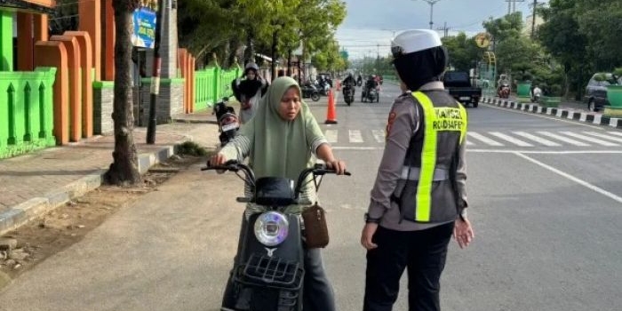 polantas-menyapa-di-pasar-anom-edukasi-tertib-lalu-lintas-langsung-ke-warga