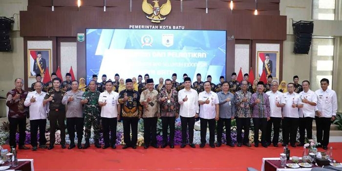 kukuhkan-anggota-pabpdsi-wali-kota-batu-tegaskan-demokrasi-desa-sebagai-pilar-pembangunan