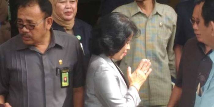 Ketua PN Sidoarjo, Ifa Sudewi SH (tengah) saat berbincang dengan hakim dari Pengadilan Tinggi meninjau informasi publik. foto: NANANG I/ BANGSAONLINE