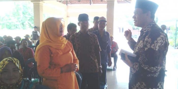 Bambang Haryo memberikan penjelasan terhadap warga yang menyampaikan unek-unek masalah pertanian.
