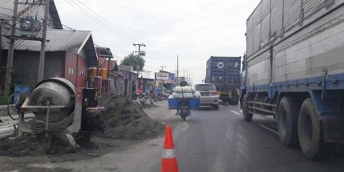 Kendaraan besar yang melintas di perempatan Duduksampeyan. foto: SYUHUD/ BANGSAONLINE.