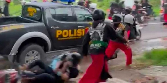 Tangkapan layar video pengeroyokan yang terjadi di Desa Sumberagung, Kecamatan Plumpang, Tuban, Minggu (21/1/2024).