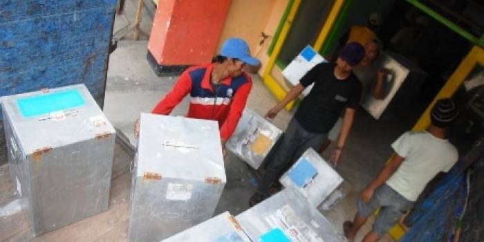 ?Distribusi Logistik Pemilu Presiden menggunakan kendaraan truk. Foto:muhammad syafii/BANGSAONLINE