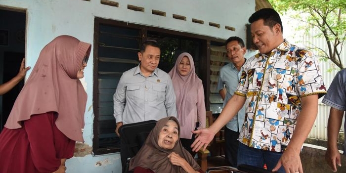 bupati-subandi-sidak-rtlh-dan-serahkan-bantuan-kursi-roda