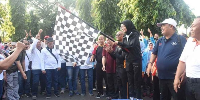 jalan-sehat-bersama-warga-kediri-raya-vinanda-ingatkan-pelajar-agar-rutin-olahraga