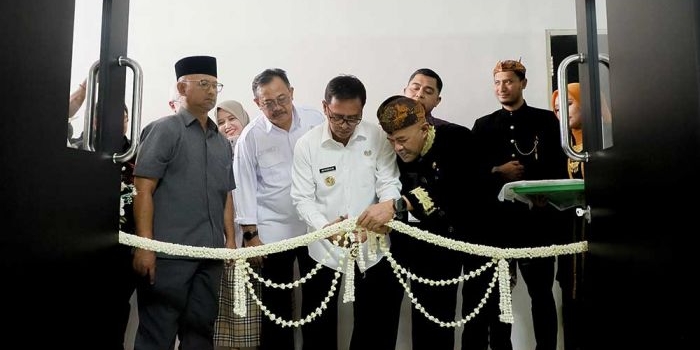 Pj Bupati Pamekasan Masrukin bersama Direktur RSUD Smart dr. Raden Budi Santoso, Ketua DPRD Pamekasan Ali Masykur, Pj Sekda Pamekasan Achmad Faisol, Ketua Komisi IV DPRD Pamekasan Halili, dan Kepala Dinkes Pamekasan dr. Saifuddin, saat potong pita tanda launching IPJVT.
