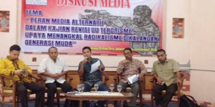 Hanafi Rais (paling kiri), Wakil Ketua Komisi I DPR saat menjadi pembicara dalam diskusi media tentang terorisme dan peran media altenatif di Hall Dewan Pers, Jakarta, Rabu (24/02/2016).