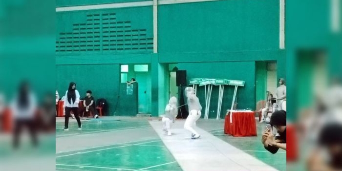Jenar Mahaesa Arum Wiyono Atlet Anggar Bangkalan  saat laga semifinal di GOR Tennis Indoor Sidoarjo.