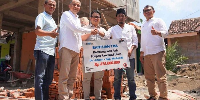 SIG saat menyerahkan bantuan alat pembelajaran edukatif senilai Rp50 juta untuk PAUD Alkautsar, Kabupaten Padang Pariaman, Sumatra Barat. Foto: Ist