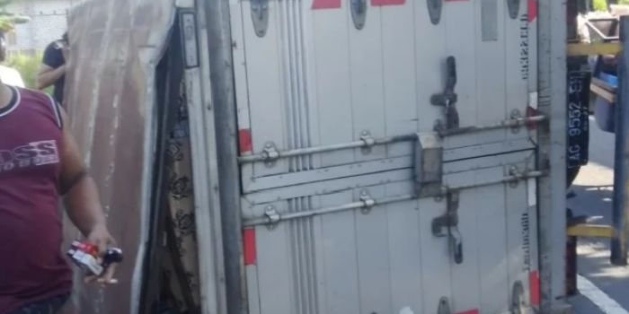 truk-muatan-diduga-rokok-ilegal-terguling-di-sampang-sopir-dan-kernet-kabur