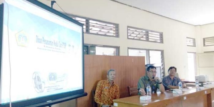 Suasana pengoperasian koneksi program di Diskominfo Gresik. foto: SYUHUD/ BANGSAONLINE