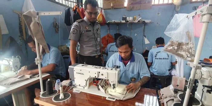 Petugas Rutan Gresik saat mengawasi warga binaan.