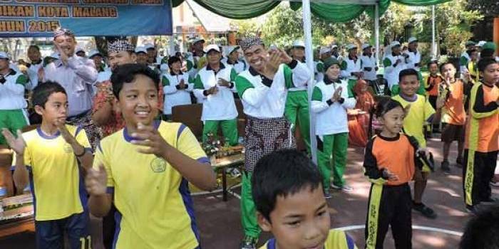 M Anton, Wali Kota Malang, didampingi Kadiknas Kota Malang bersama tim juri, mengikuti senam yang ditampilkan oleh siswa SDN Gadang 1 Malang. foto: iwan irawan/BANGSAONLINE