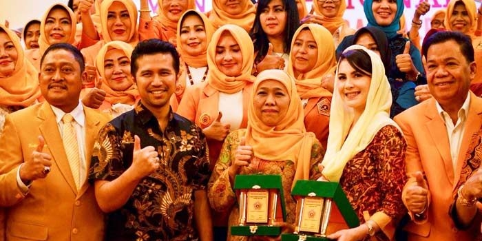 Roem Kono (paling kanan) bersama Khofifah, Emil Dardak, Arumi Bachsin, dan Kodrat Sunyoto saat pelantikan Gerakan Perempuan MKGR Jatim di Surabaya. foto: DIDI ROSADI/ BANGSAONLINE