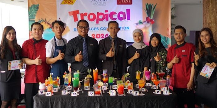 Para juri beserta hasil karya minuman para peserta