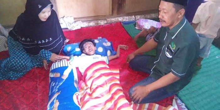 Muhtarom, Ketua Laziznu Tuban saat memberikan bantuan kepada Siti Khayatun. foto: SUWANDI/ BANGSAONLINE 