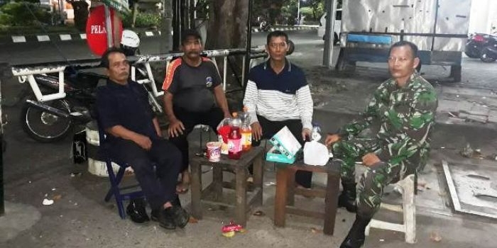 Para Babinsa bersama warga di sela-sela patroli.