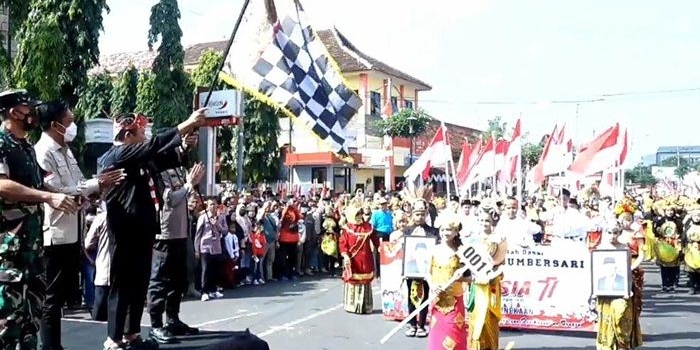 Bupati Hendy saat memberangkatkan ribuan peserta Karnaval Siswa.