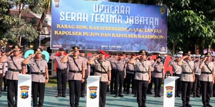 Sertijab atau serah terima jabatan yang berlangsung di Mapolres Batu.