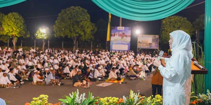 Bakal calon Gubernur Jawa Timur, Khofifah Indar Parawansa, saat menghadiri Majelis Sidoarjo Bermunajat.