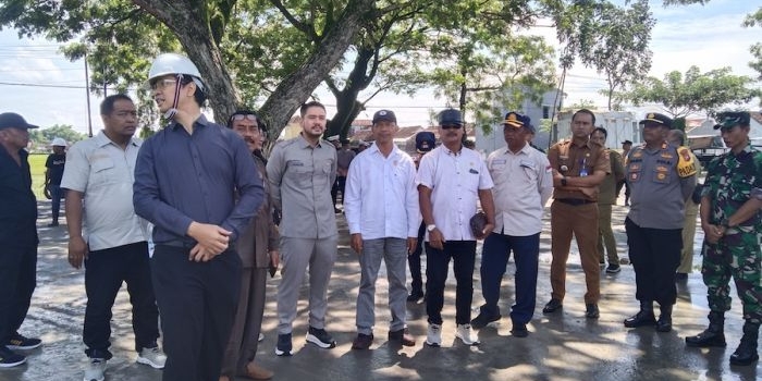 Feliga Agit (pakai helm safety) saat memimpin sidak Komisi IV DPRD Kabupaten Ngawi ke proyek PT GFT