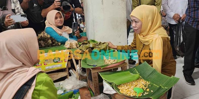 khofifah-tekankan-pentingnya-literasi-digital-di-pasar-besar-ngawi