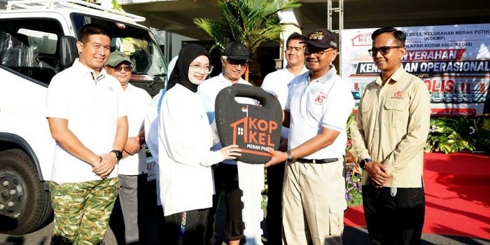Wali Kota Kediri saat menyerahkan kendaraan operasional secara simbolis. Foto: Ist