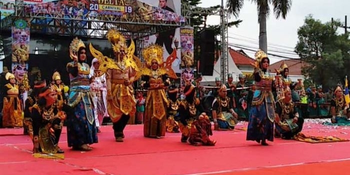 TOTALITAS: Alumni Unair Sidoarjo saat menyuguhkan aksi teatrikal saat mengikuti Delta Carnival 2019, Minggu (24/3). foto: ist