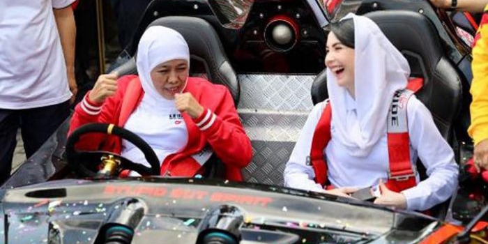 Gubernur Jatim Khofifah Indar Parawansa bersama Arumi Bachsin, istri Wakil Gubernur Jatim Emil Elestianto Dardak saat Launching Rangkaian HUT Ke-74 Provinsi Jawa Timur, di Kantor Gubernur, Surabaya, Rabu (18/9). foto: istimewa/ bangsaonline.com