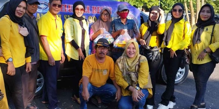 Para alumni Smada Pamekasan angkatan 1990 saat foto bersama usai membagikan sembako.