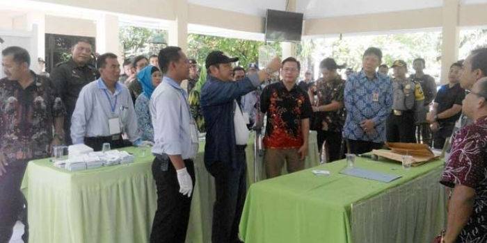 TEGANG: Bupati Sidoarjo H Saiful Ilah didampingi Camat Tanggulangin Sentot Kunmardianto dan Kabag Pemerintahan Sugeng Darianto, membacakan surat suara kala penghitungan ulang Pilkades Ketegan di Pendopo Kantor Tanggulangin, Sidoarjo, Kamis (14/7). foto: MUSTAIN/ BANGSAONLINE