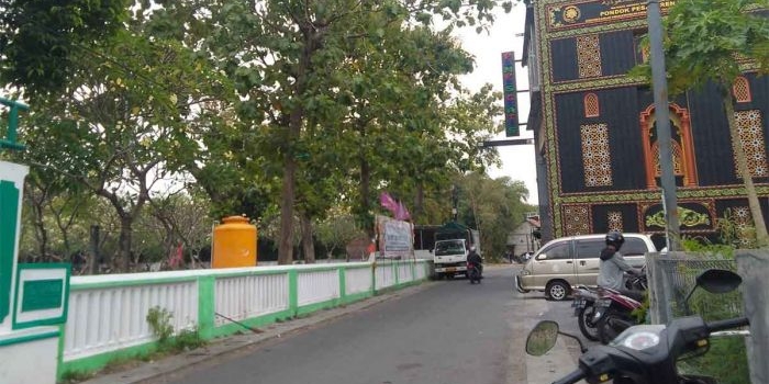 Area pemasangan spanduk protes di sekitar Pondok Pesantren Al Mahdiy, Sidoarjo.